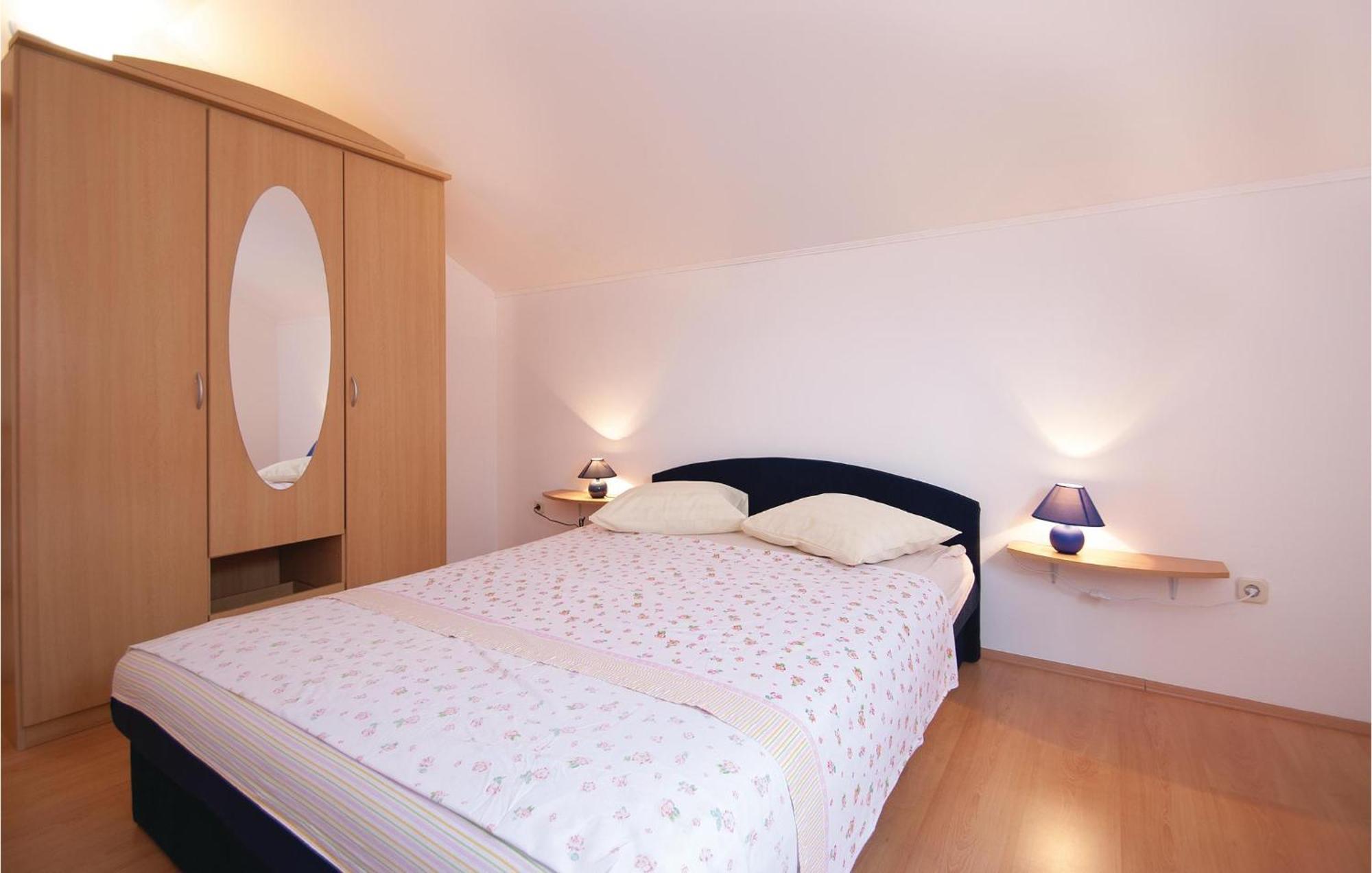 Lovely Apartment In Rovinj With Kitchen المظهر الخارجي الصورة