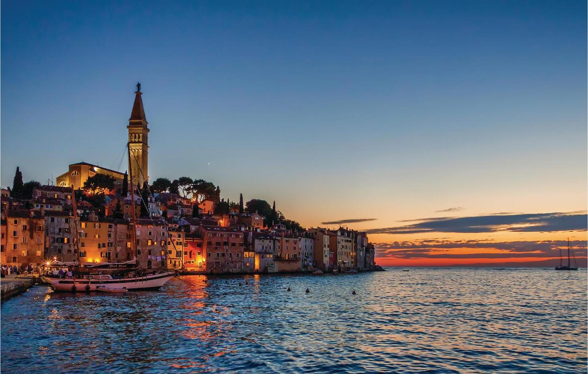 Lovely Apartment In Rovinj With Kitchen المظهر الخارجي الصورة