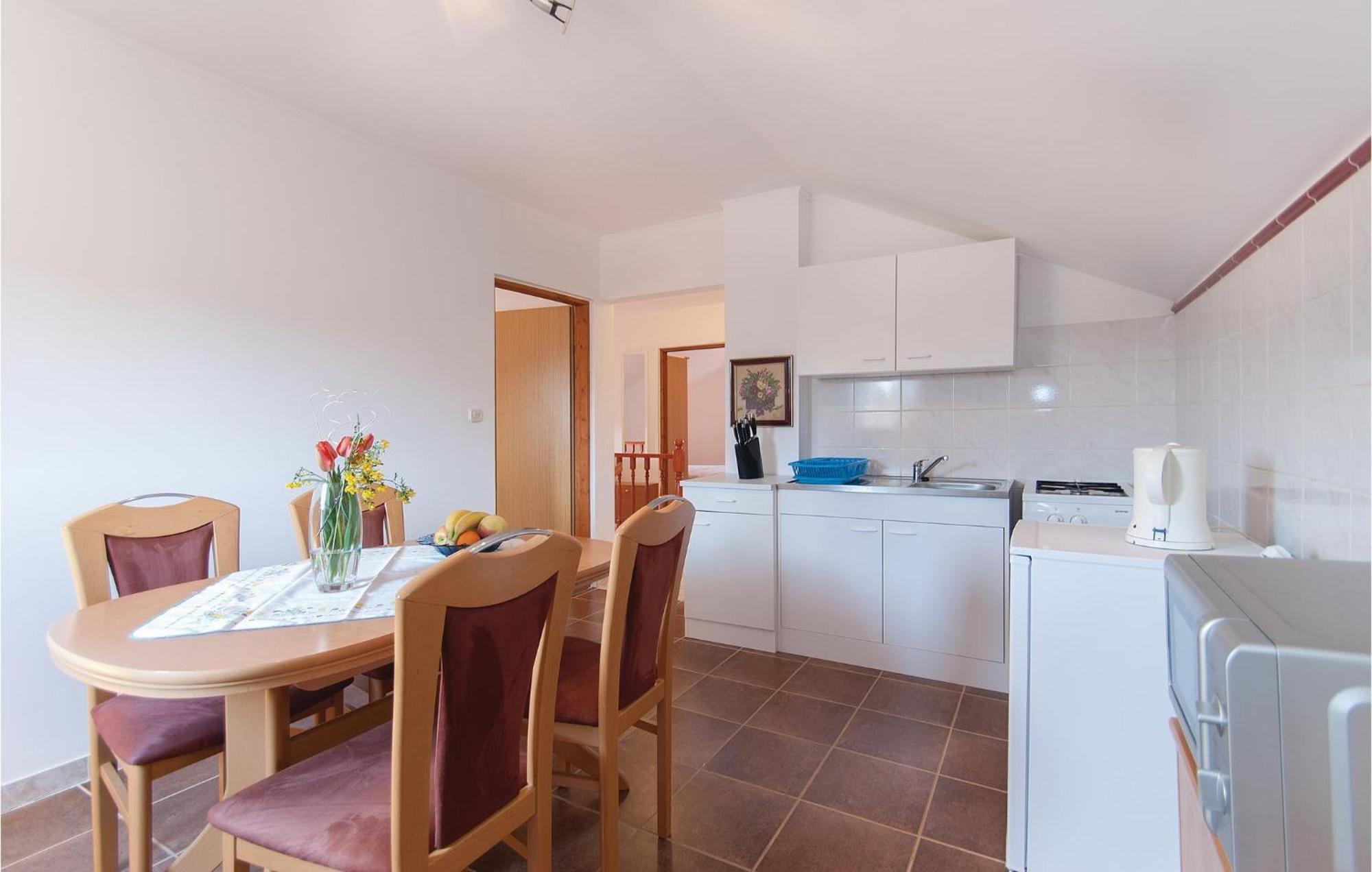 Lovely Apartment In Rovinj With Kitchen المظهر الخارجي الصورة
